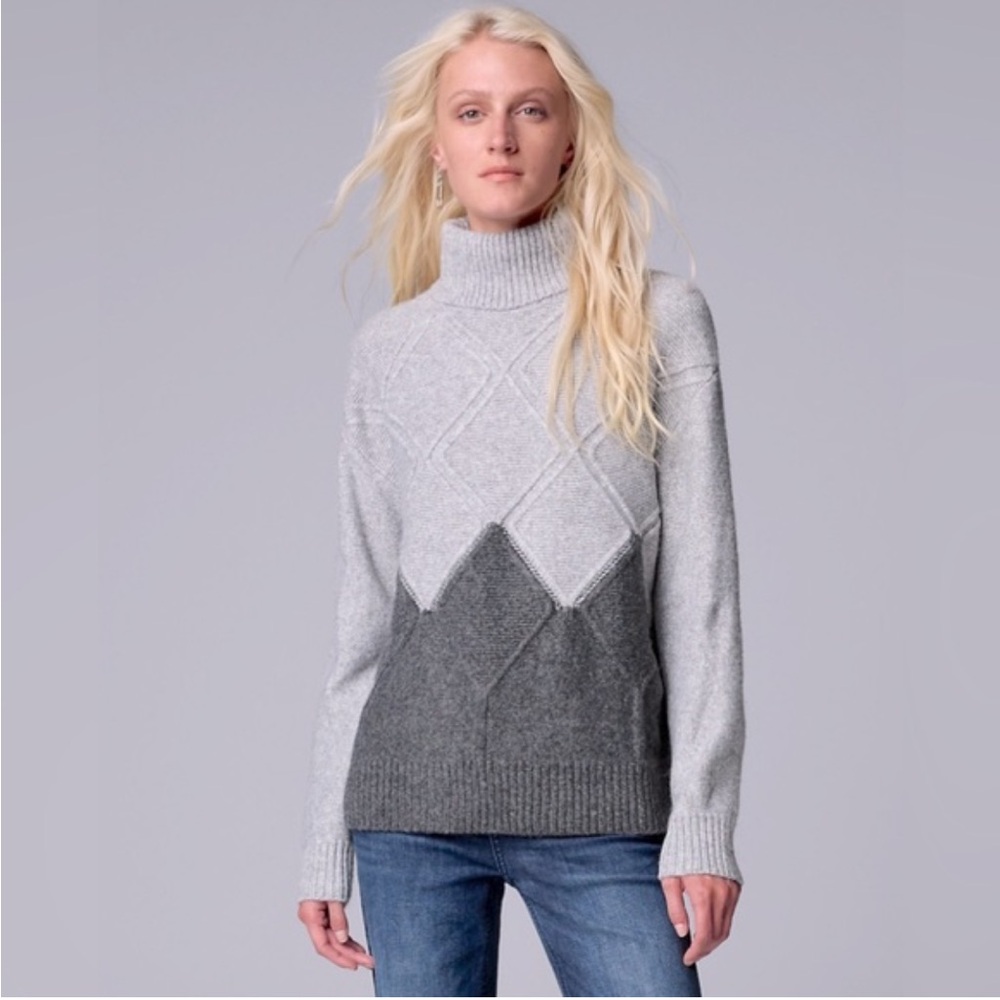 Simply Vera Wang Turtle Neck Sweater (Medium)